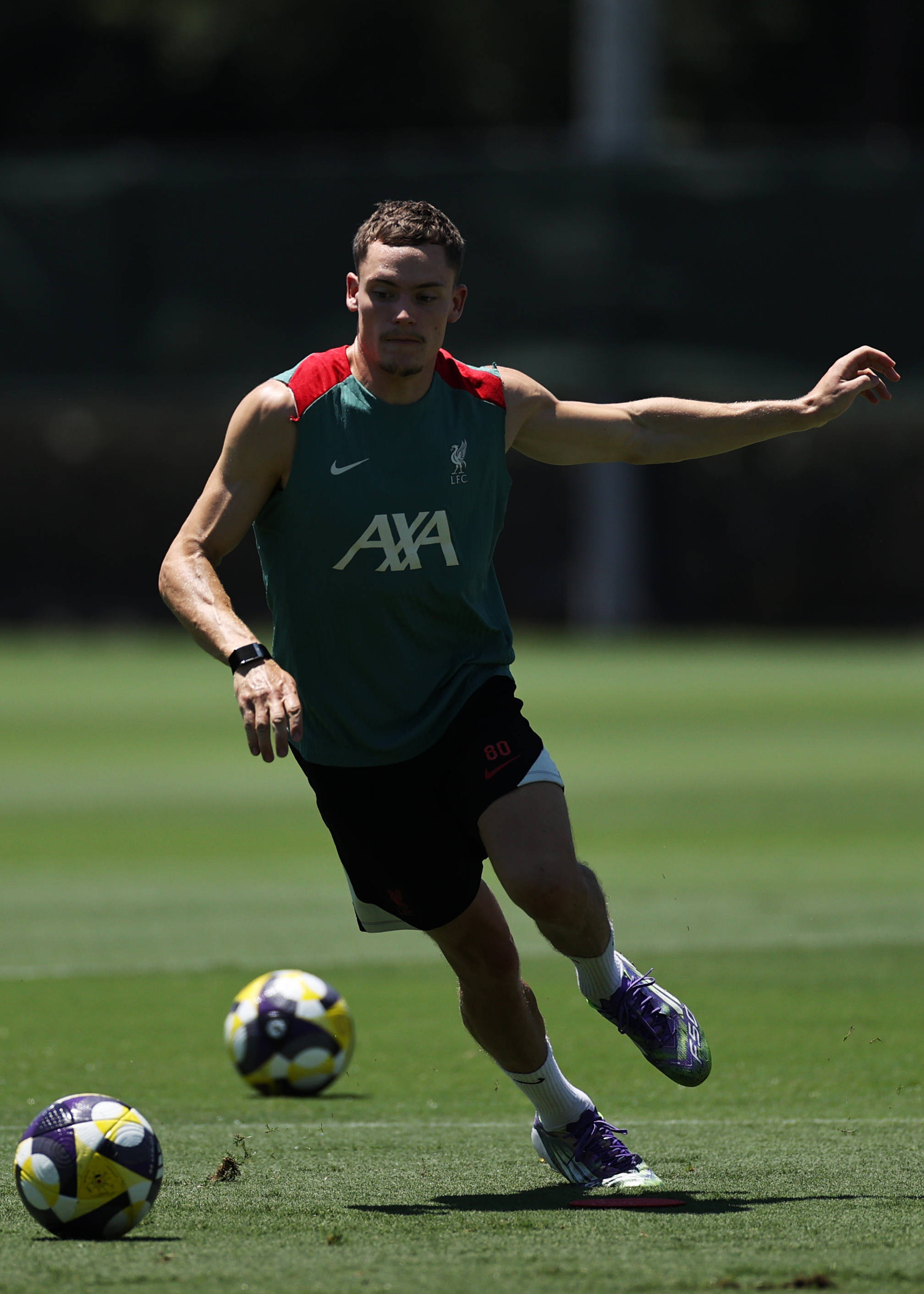 足球赛事中球队训练备战情况报道